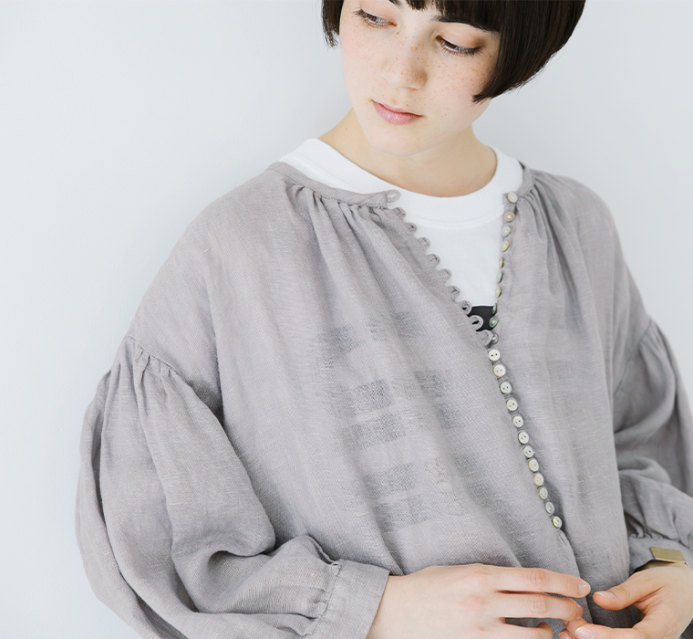 多ボタンブラウス(ライトグレー)着用の首元よりカット