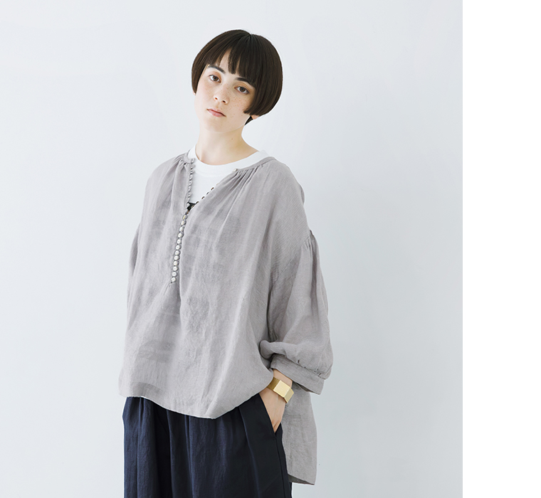 多ボタンブラウス(ライトグレー)着用の上半身寄り斜め前カット