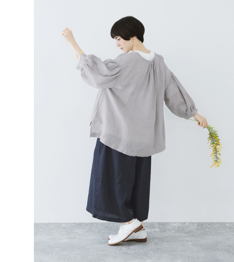 多ボタンブラウス(ライトグレー)着用の全身バックシルエット