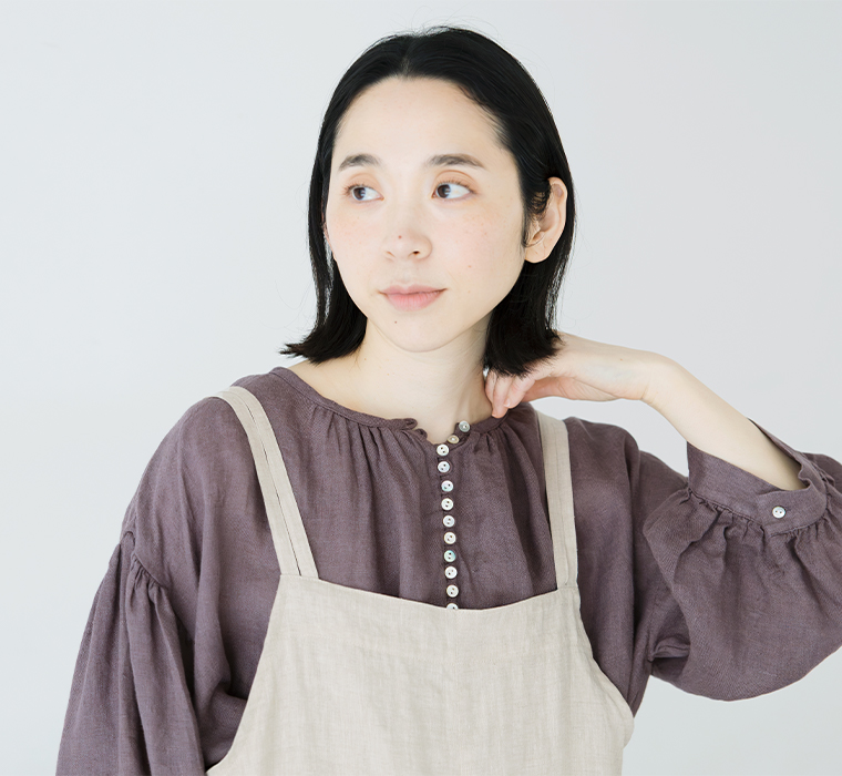 多ボタンブラウス(パープル)着用の上半身首元寄り前カット