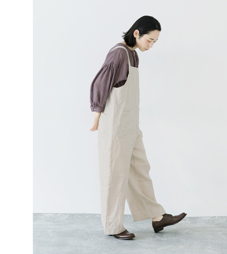 多ボタンブラウス(パープル)着用の全身横のコーディネート