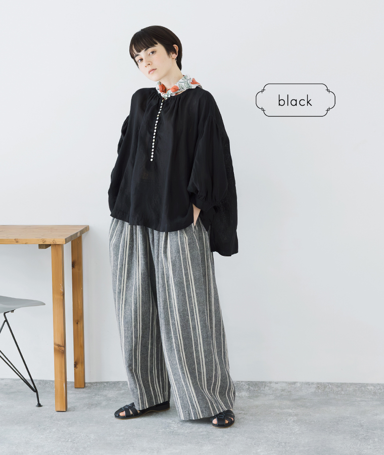 多ボタンブラウス(ブラック)着用の全身コーディネート