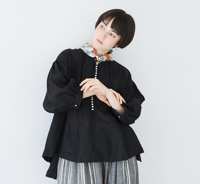多ボタンブラウス(ブラック)着用の上半身寄り前カット