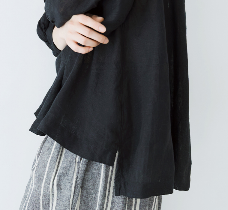 多ボタンブラウス(ブラック)着用のサイドスリットのカット