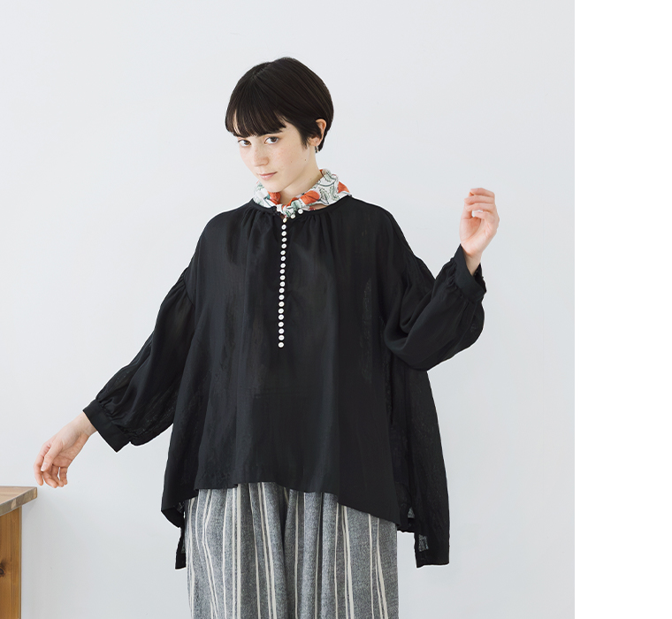 多ボタンブラウス(ブラック)着用の上半身寄り前の身幅を見せるカット