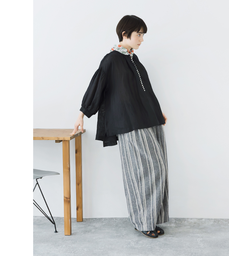 多ボタンブラウス(ブラック)着用の全身横のコーディネート