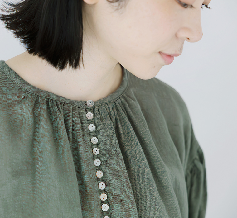 多ボタンブラウス(ダルグリーン)着用の首元寄りカット