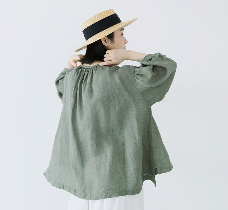 多ボタンブラウス(ダルグリーン)着用の上半身寄りバックシルエット