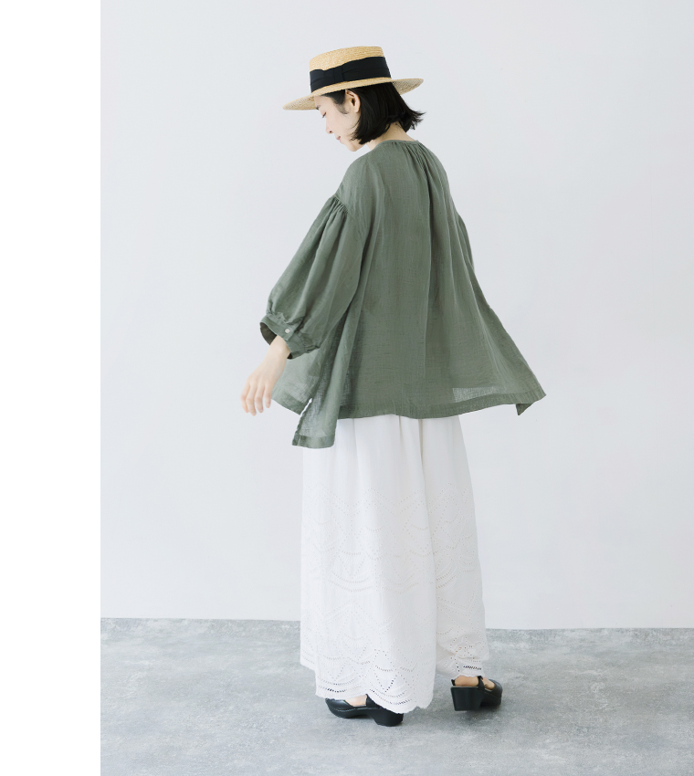 多ボタンブラウス(ダルグリーン)着用の全身斜め後ろのコーディネート