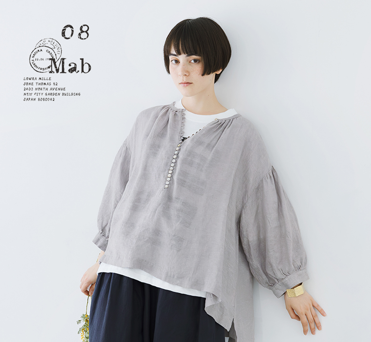 08Mab 多ボタンブラウス(ライトグレー)着用の上半身寄りのナチュラルなコーディネート