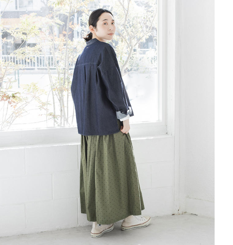 NORTHERN TRUCK デニムシャツのコーディネート 全身後ろ