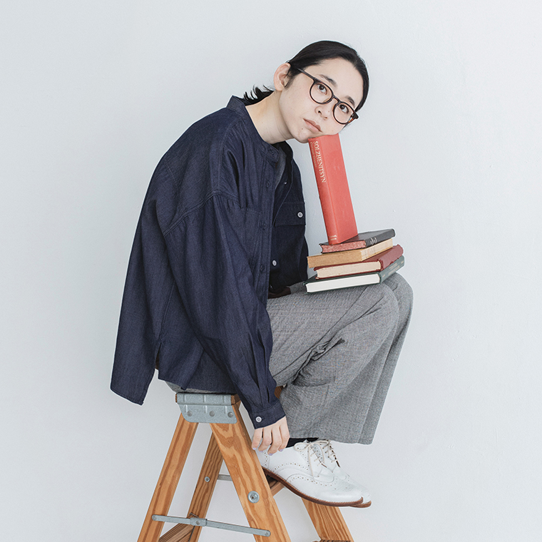 NORTHERN TRUCK デニムシャツのパンツコーディネート 横座り