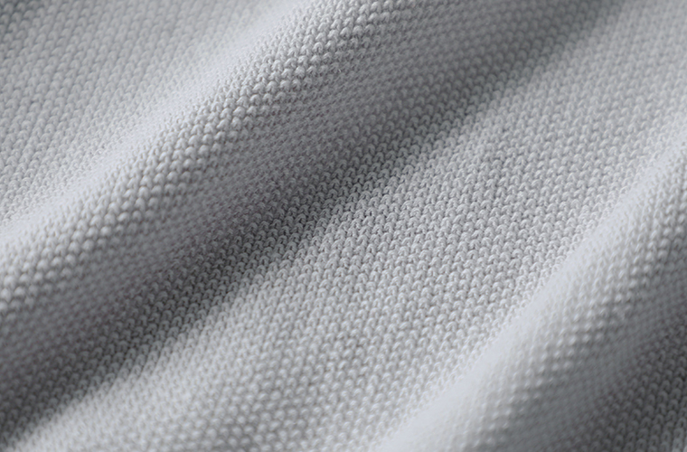 ista-ire ごきげん2wayポロカーディガンのライトグレーの鹿の子編みを写した素材アップ