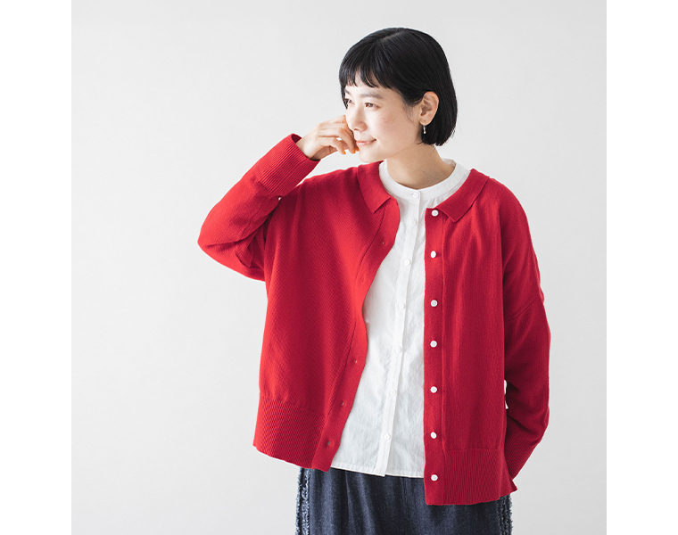ista-ire ごきげん2wayポロカーディガンのレッドを前開きで着用した女性モデルの正面スタイル