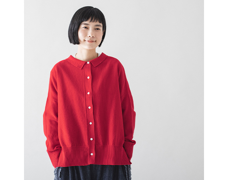 ista-ire ごきげん2wayポロカーディガンのレッドを白シャツに重ねた着こなしの上半身