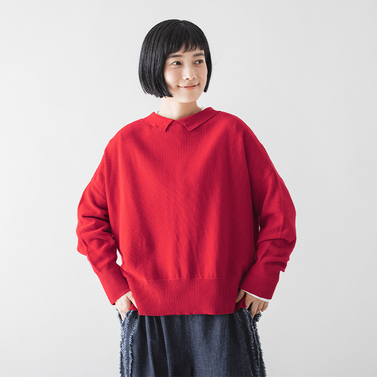 ista-ire ごきげん2wayポロカーディガンのレッドをプルオーバー風に着用した女性モデルの正面スタイル