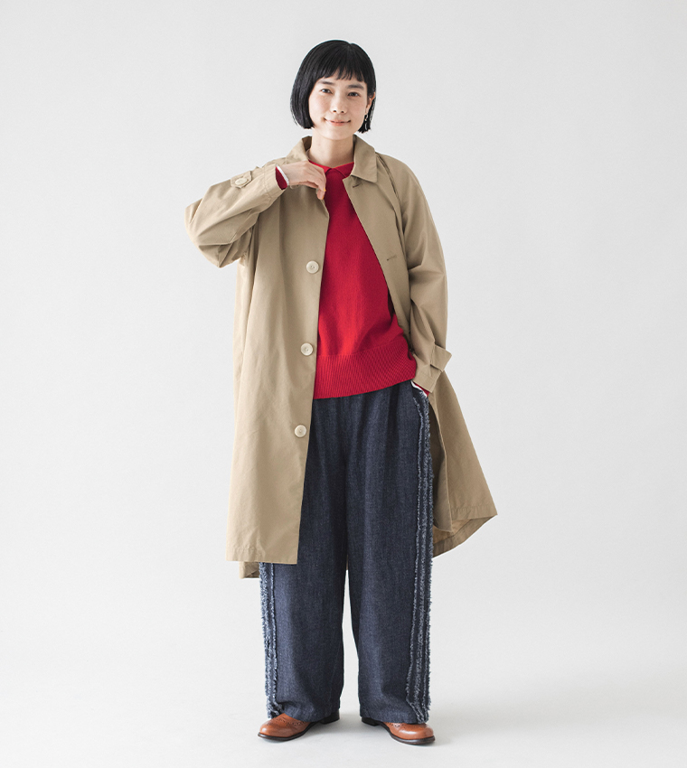 ista-ire ごきげん2wayポロカーディガンのレッドにベージュのコートを重ねた全身コーディネート