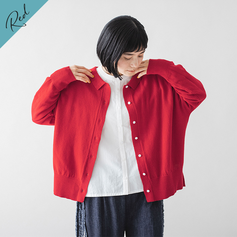 ista-ire ごきげん2wayポロカーディガンのレッドを白シャツに羽織ったコーディネート