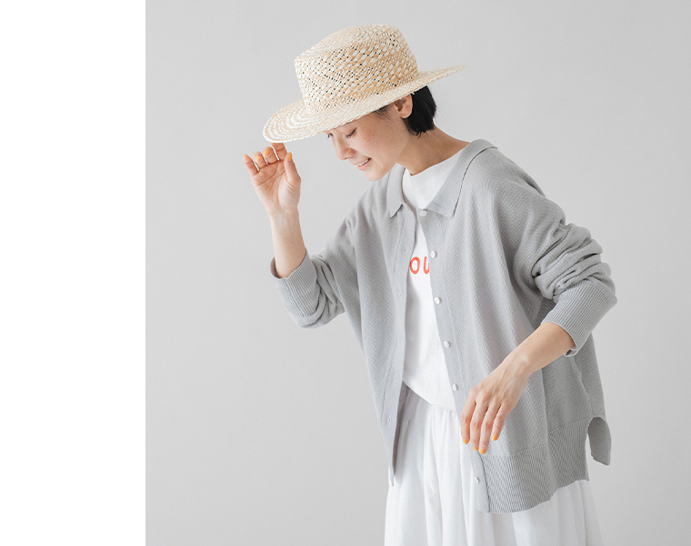 ista-ire ごきげん2wayポロカーディガンのライトグレーを羽織った女性モデルの上半身コーディネート