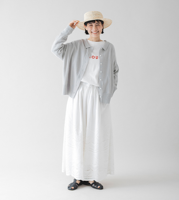 ista-ire ごきげん2wayポロカーディガンのライトグレーを白スカートに合わせた全身コーディネート