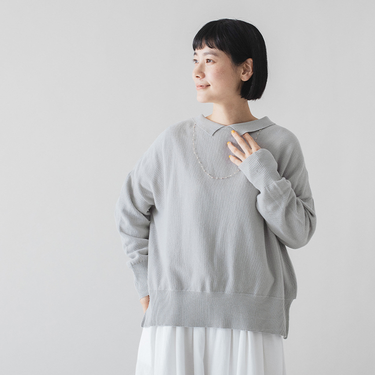 ista-ire ごきげん2wayポロカーディガンのライトグレーをプルオーバー風に着用した女性モデルの上半身