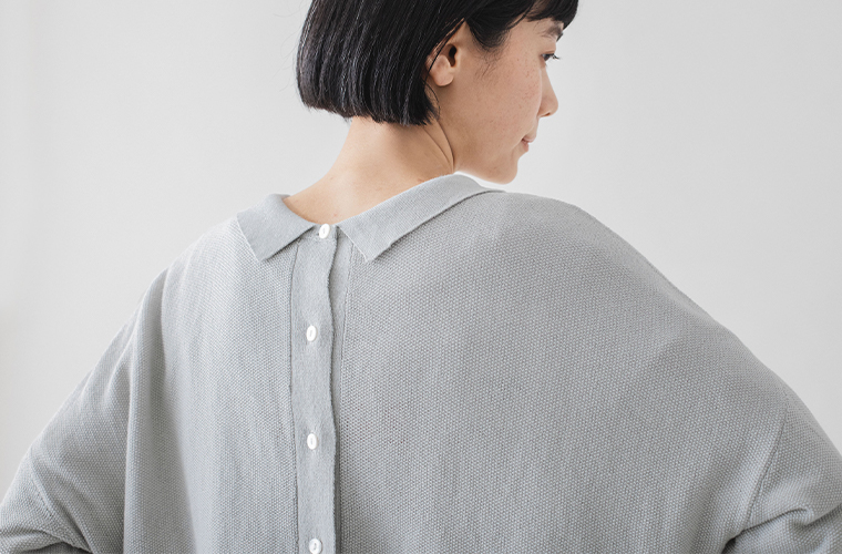 ista-ire ごきげん2wayポロカーディガンのライトグレーを後ろボタンで着用したバックスタイルのディテール