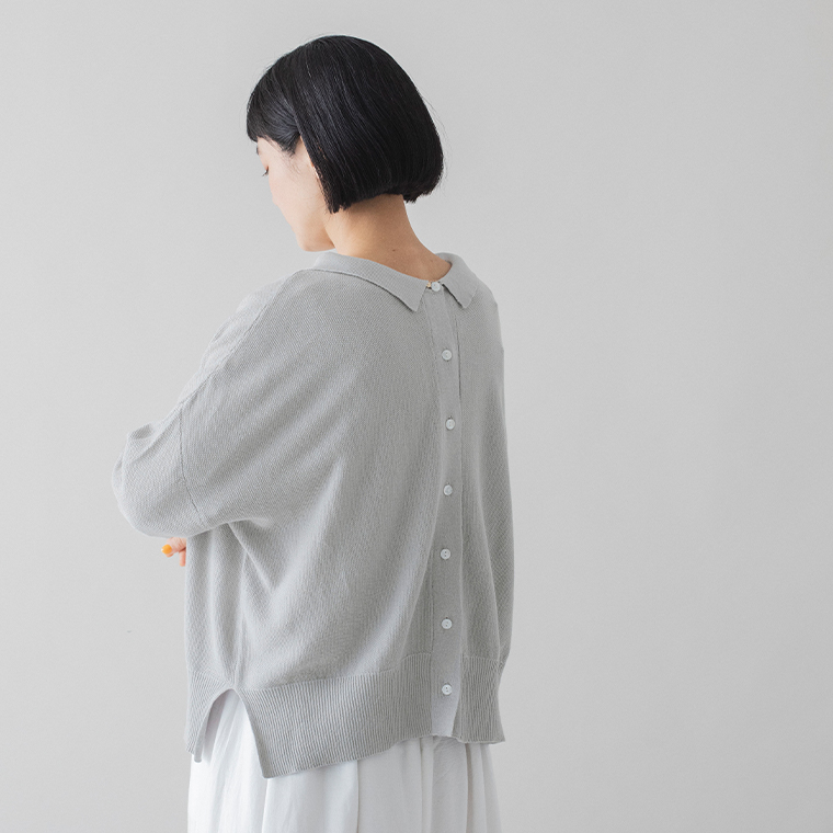 ista-ire ごきげん2wayポロカーディガンのライトグレーを後ろボタンで着用した女性モデルのバックスタイル