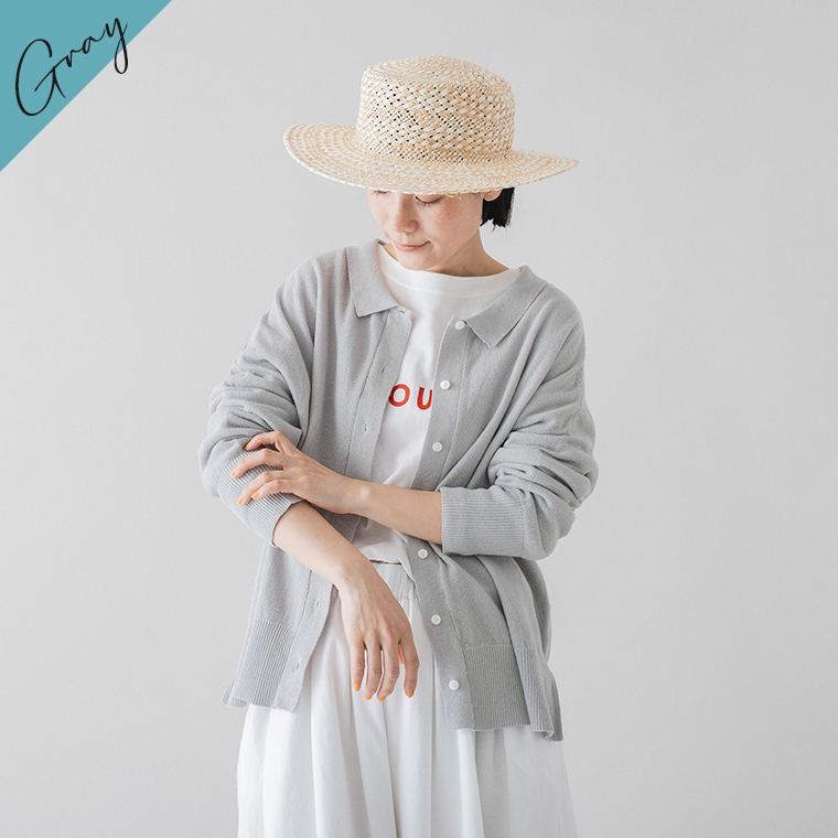 ista-ire ごきげん2wayポロカーディガンのライトグレーを白Tシャツと白スカートに合わせたコーディネート