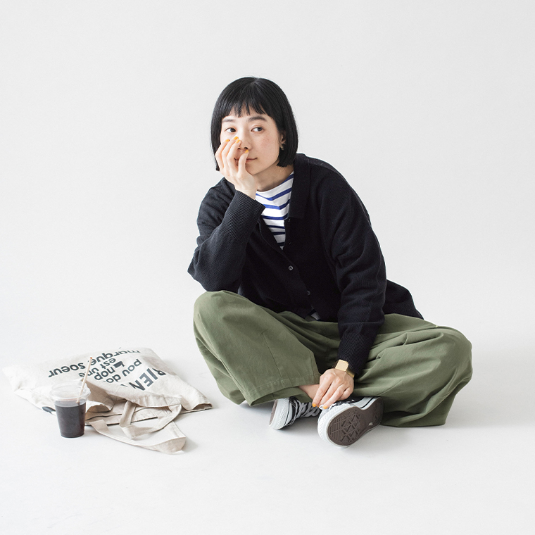 ista-ire ごきげん2wayポロカーディガンのブラックをボーダーカットソーとカーキのパンツに合わせた全身コーディネート