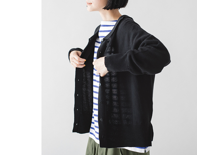 ista-ire ごきげん2wayポロカーディガンのブラックの編み地と透け感を見せた上半身ディテール