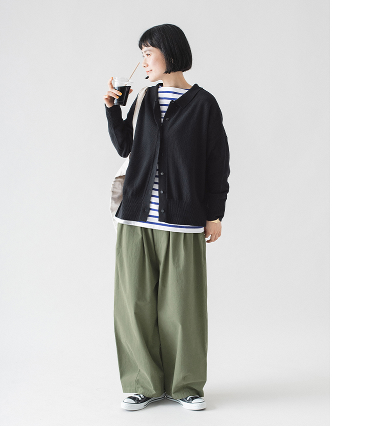 ista-ire ごきげん2wayポロカーディガンのブラックをボーダーカットソーとワイドパンツに合わせた全身コーディネート