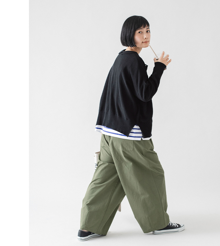 ista-ire ごきげん2wayポロカーディガンのブラックを着用した女性モデルの後ろ姿コーディネート