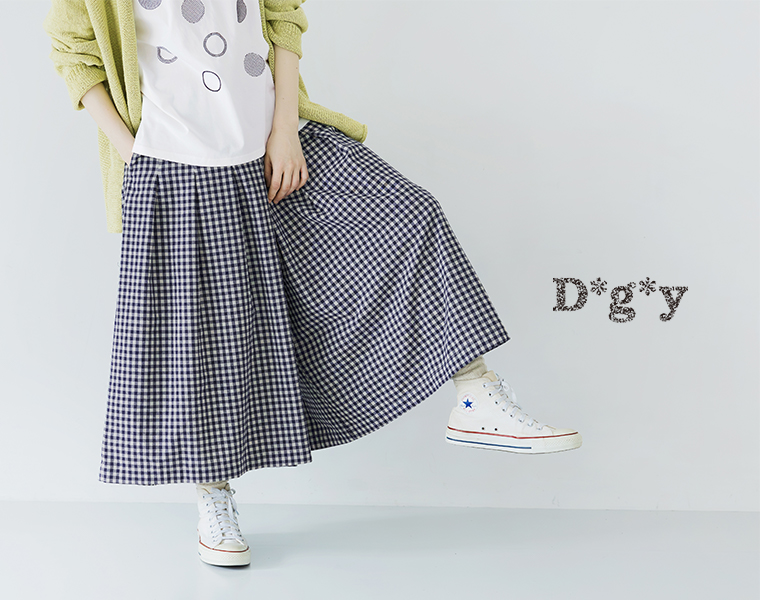 D*g*y　ヴィンテージライクギンガムチェックワイドパンツのネイビーはいて足を広げたモデルの下半身寄り画像