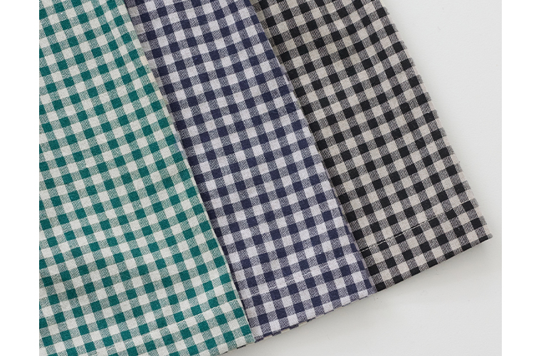 ヴィンテージライクギンガムチェックワイドパンツの裾部分を並べた生地ディテール