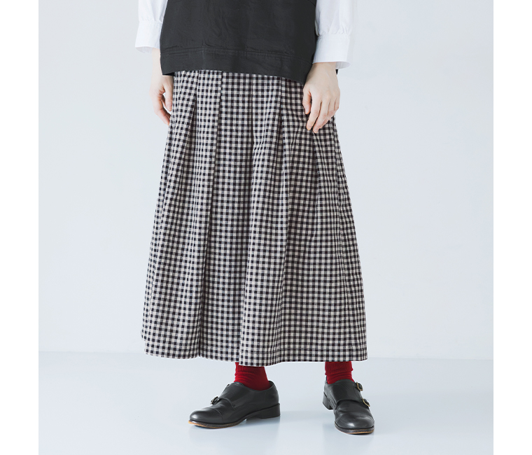 ヴィンテージライクギンガムチェックワイドパンツのブラックを着用した女性モデルのフロント寄りスタイル