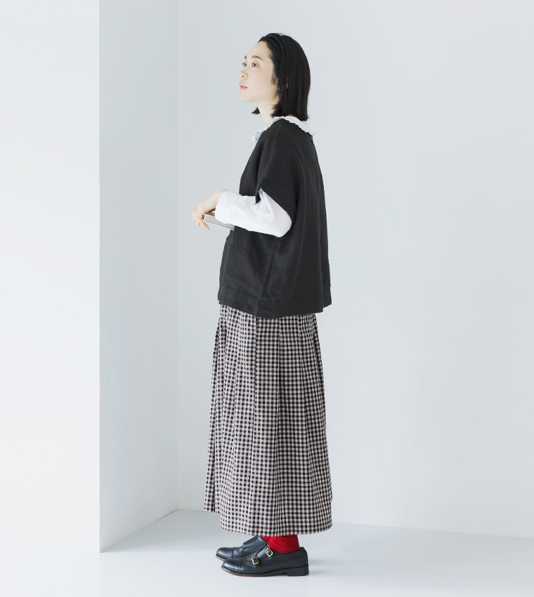 ヴィンテージライクギンガムチェックワイドパンツのブラックを着用した女性モデルのサイドスタイル