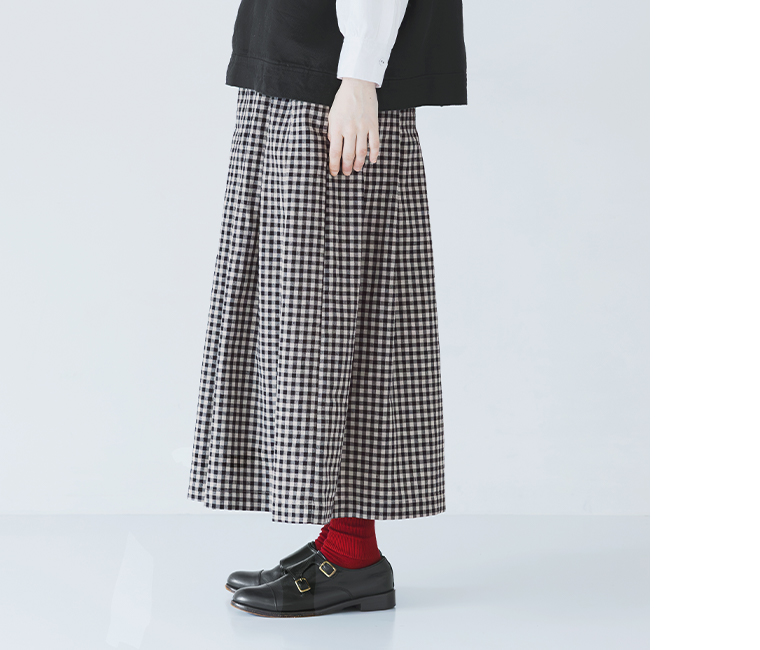 ヴィンテージライクギンガムチェックワイドパンツのブラックを着用した女性モデルのサイド寄り下半身スタイル