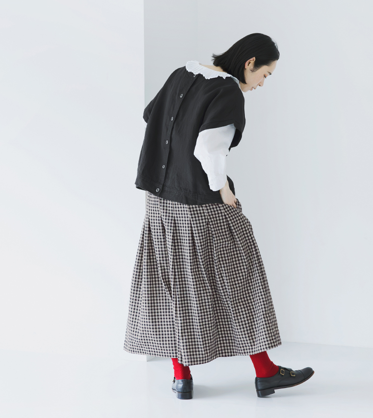 ヴィンテージライクギンガムチェックワイドパンツのブラックを着用した女性モデルのバックスタイル