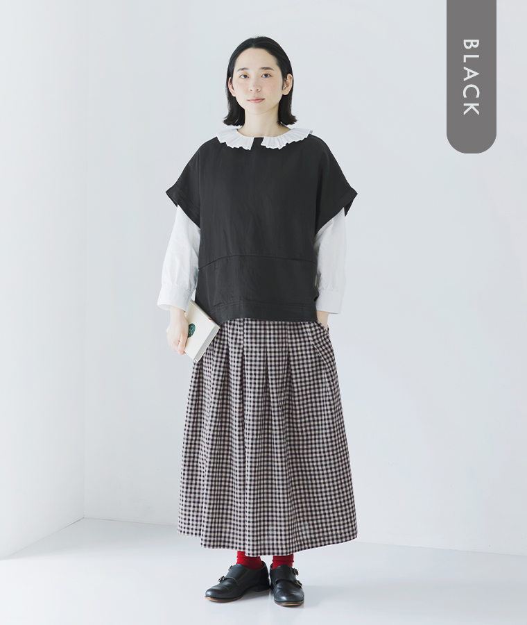 ヴィンテージライクギンガムチェックワイドパンツのブラックを着用した女性モデルの全身コーディネート