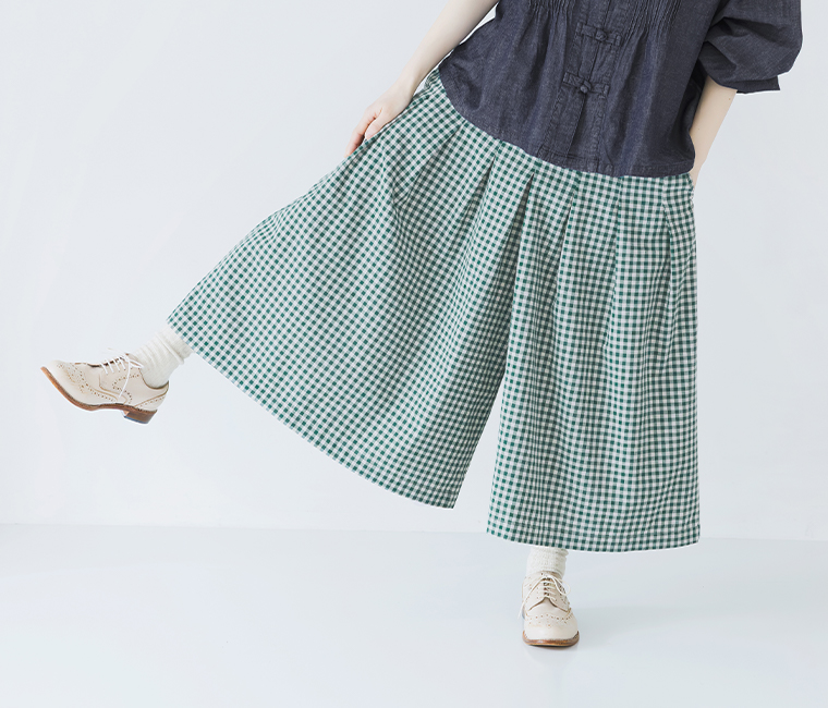 ヴィンテージライクギンガムチェックワイドパンツのグリーンを着用した女性モデルの足さばきがわかる下半身スタイル