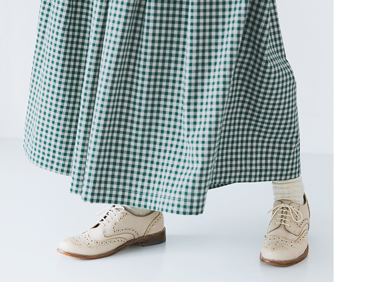 ヴィンテージライクギンガムチェックワイドパンツのグリーンの裾と生地感がわかる下半身アップ