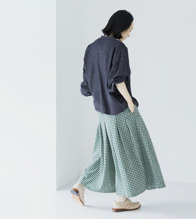 ヴィンテージライクギンガムチェックワイドパンツのグリーンを着用した女性モデルのバック寄りスタイル