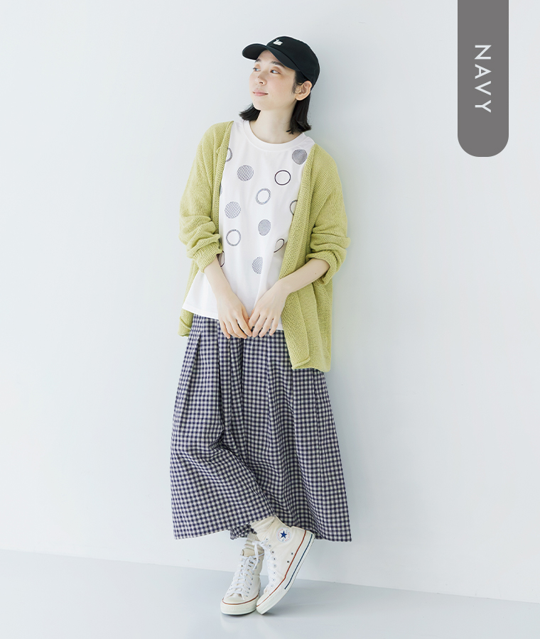 ヴィンテージライクギンガムチェックワイドパンツのネイビーを着用した女性モデルの全身コーディネート