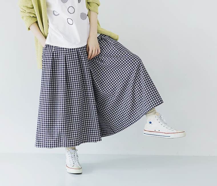 ヴィンテージライクギンガムチェックワイドパンツのネイビーを着用した女性モデルの足さばきがわかる下半身スタイル