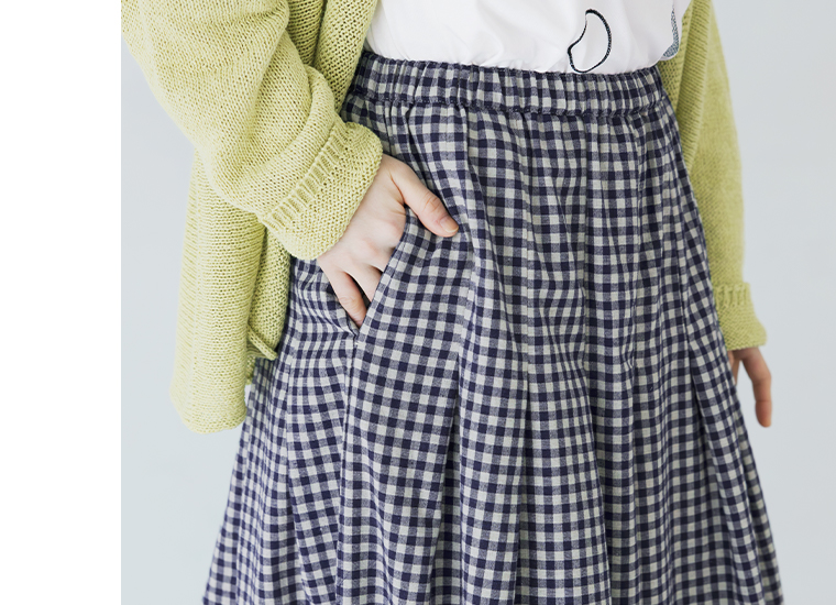 ヴィンテージライクギンガムチェックワイドパンツのネイビーのウエストとタックのディテール