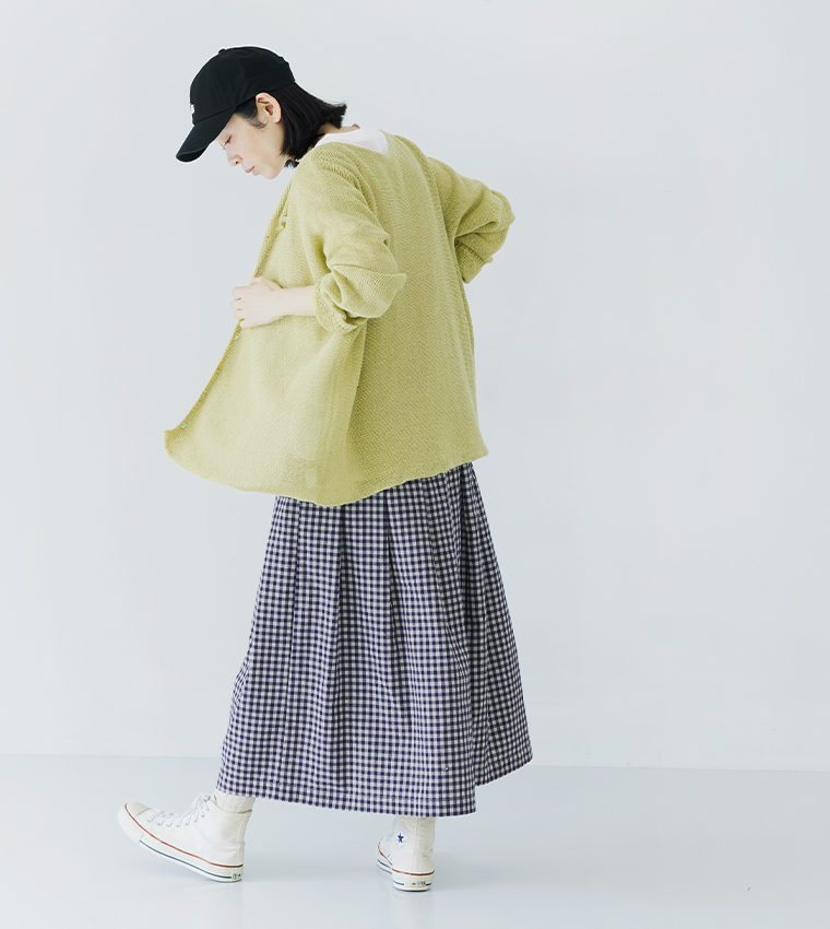 ヴィンテージライクギンガムチェックワイドパンツのネイビーを着用した女性モデルのバック寄りスタイル