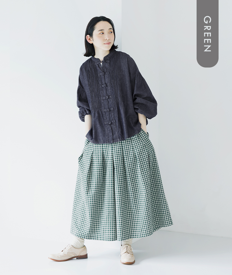 ヴィンテージライクギンガムチェックワイドパンツのグリーンを着用した女性モデルの全身コーディネート