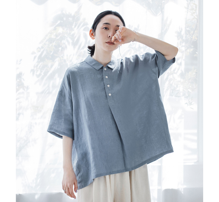 素肌喜ぶリネンポロ(スモークブルー)の上半身前のカット