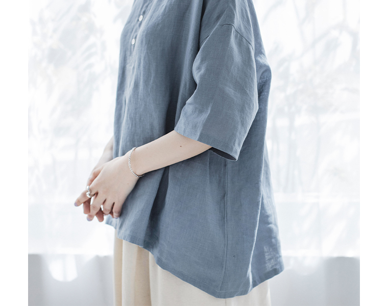 素肌喜ぶリネンポロ(スモークブルー)の横向き上半身寄りカット