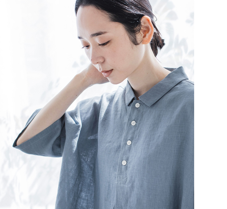 素肌喜ぶリネンポロ(スモークブルー)の襟元寄りカット